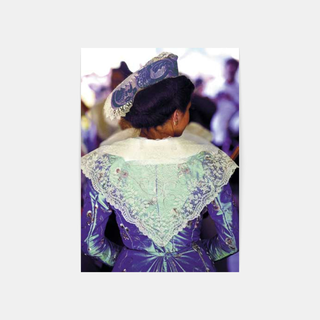 Carte Postale : "Arlésienne à la Robe et Coiffe Bleues" de Gilles MARTIN-RAGET
