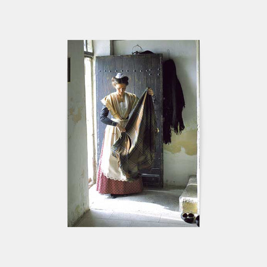 Carte Postale : "Arlésienne dans une cabane de gardian en Camargue" de Gilles MARTIN-RAGET