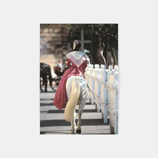 Carte Postale : "Arlésienne en robe fuchsia en amazone sur un cheval Camargue" de Gilles MARTIN-RAGET