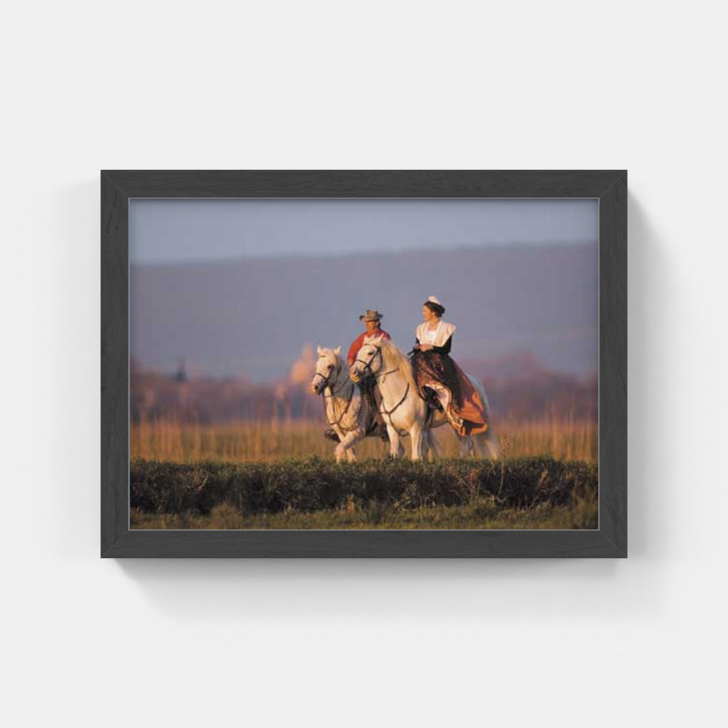 Carte Postale : "Arlésienne et Gardian à cheval" de Gilles MARTIN-RAGET
