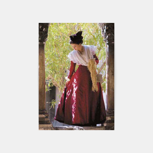 Carte Postale : "Arlésienne rouge entre les colonnes" de Gilles MARTIN-RAGET