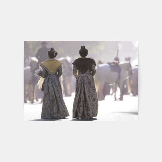 Carte Postale : "Promenade d'arlésiennes à la Fête des Gardians" de Gilles MARTIN-RAGET