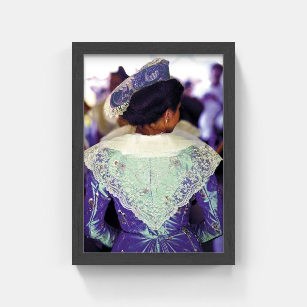 Carte Postale : "Arlésienne à la Robe et Coiffe Bleues" de Gilles MARTIN-RAGET