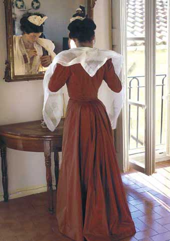 Carte Postale d'Art : "Arlésienne rouge au miroir"