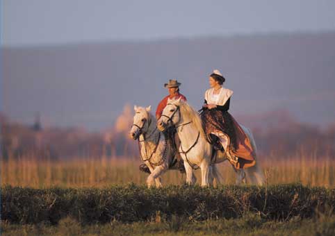 Photographie d'Art : "Arlésienne et Gardian à cheval"