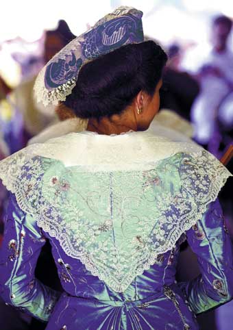 Carte Postale : "Arlésienne à la Robe et Coiffe Bleues" de Gilles MARTIN-RAGET
