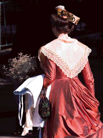 Affiche : "Arlésienne rouge au bouquet de saladelles" de Gilles MARTIN-RAGET