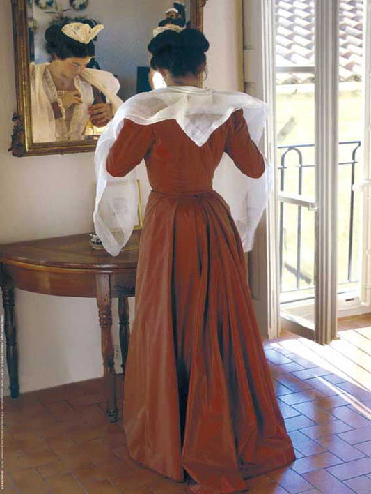 Photographie d'Art : "Arlésienne rouge au miroir" de Gilles MARTIN-RAGET