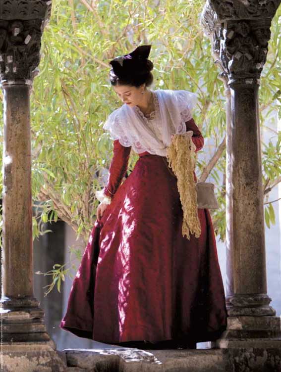 Affiche : "Arlésienne rouge entre les colonnes" de Gilles MARTIN-RAGET