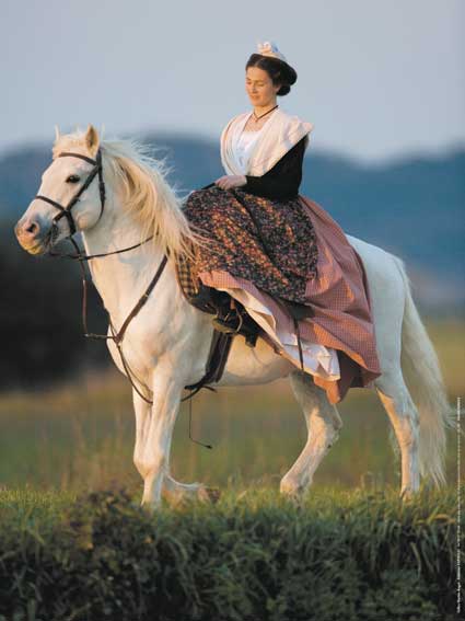Affiche : "Reine d'Arles en amazone sur un Cheval Camargue" de Gilles MARTIN-RAGET