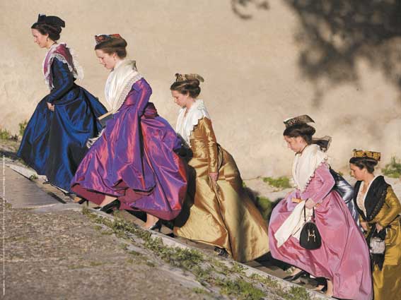 Affiche : "Arlésiennes montant des marches" de Gilles MARTIN-RAGET