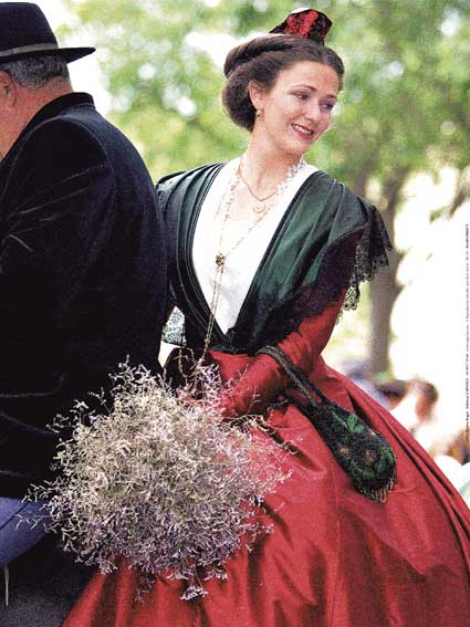Photographie d'Art : "Reine d'Arles avec un bouquet de saladelles"