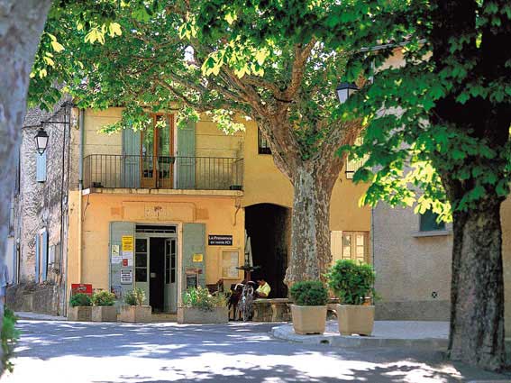 Affiche : "La Place du Village" de Gilles MARTIN-RAGET