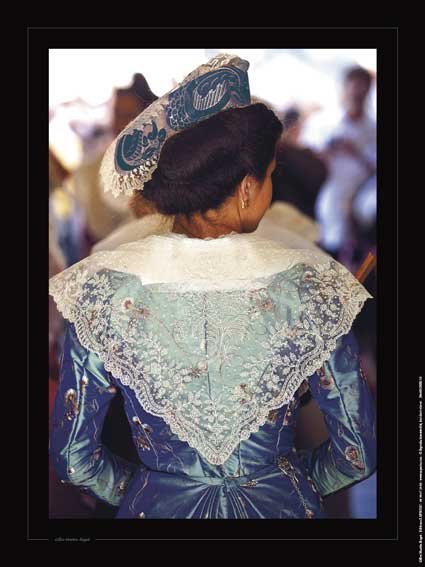 Photographie d'Art : "Arlésienne à la Robe et Coiffe Bleues"