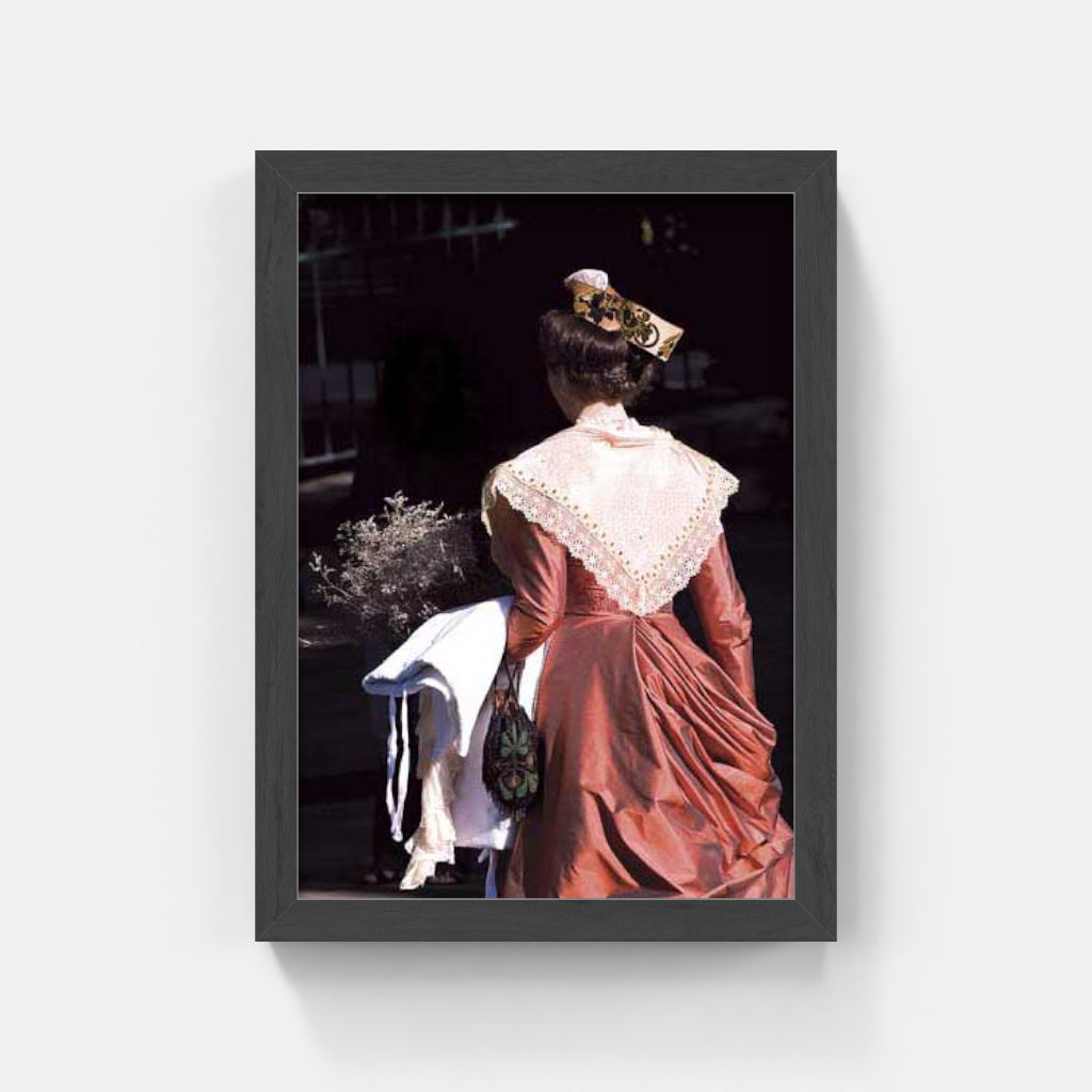 Carte Postale : "Arlésienne rouge au bouquet de saladelles" de Gilles MARTIN-RAGET