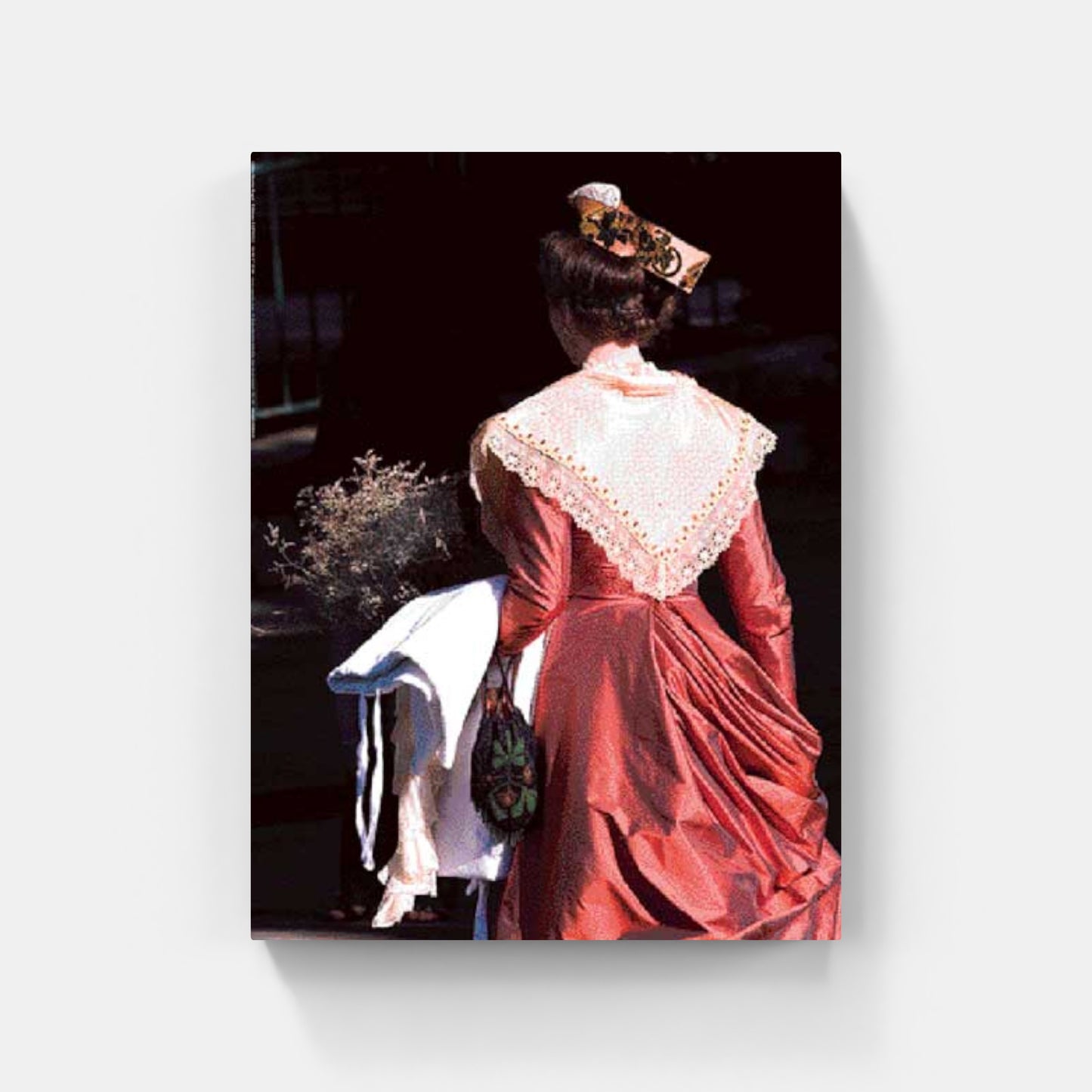 Affiche : "Arlésienne rouge au bouquet de saladelles" de Gilles MARTIN-RAGET