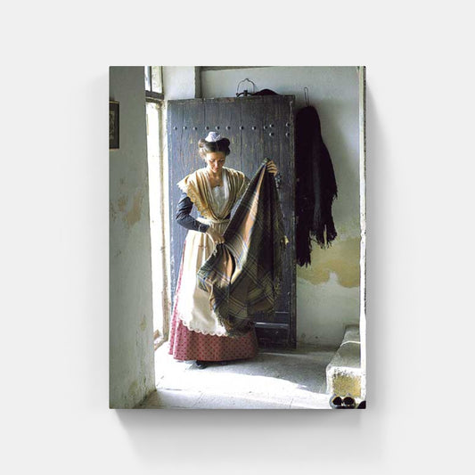 Affiche : "Arlésienne dans une cabane de gardian en Camargue" de Gilles MARTIN-RAGET