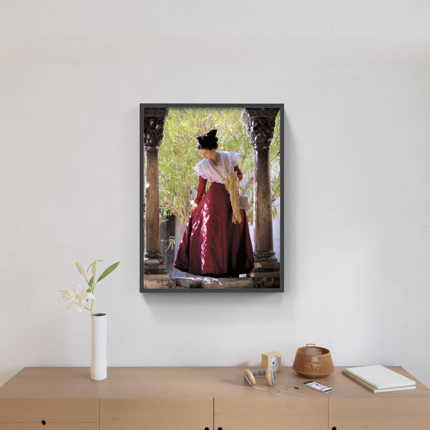 Affiche : "Arlésienne rouge entre les colonnes" de Gilles MARTIN-RAGET
