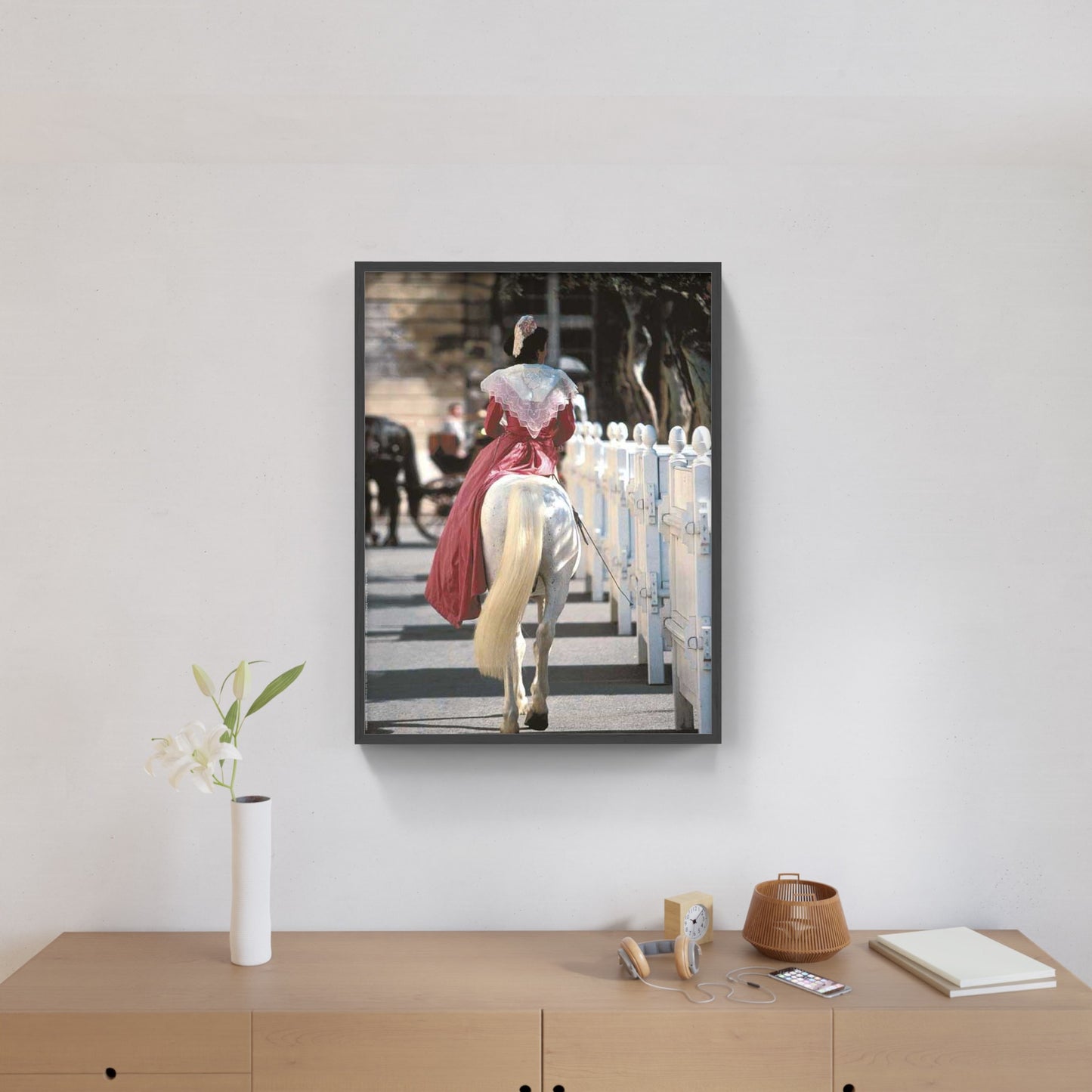 Affiche : "Arlésienne en robe fuchsia en amazone sur un cheval Camargue" de Gilles MARTIN-RAGET
