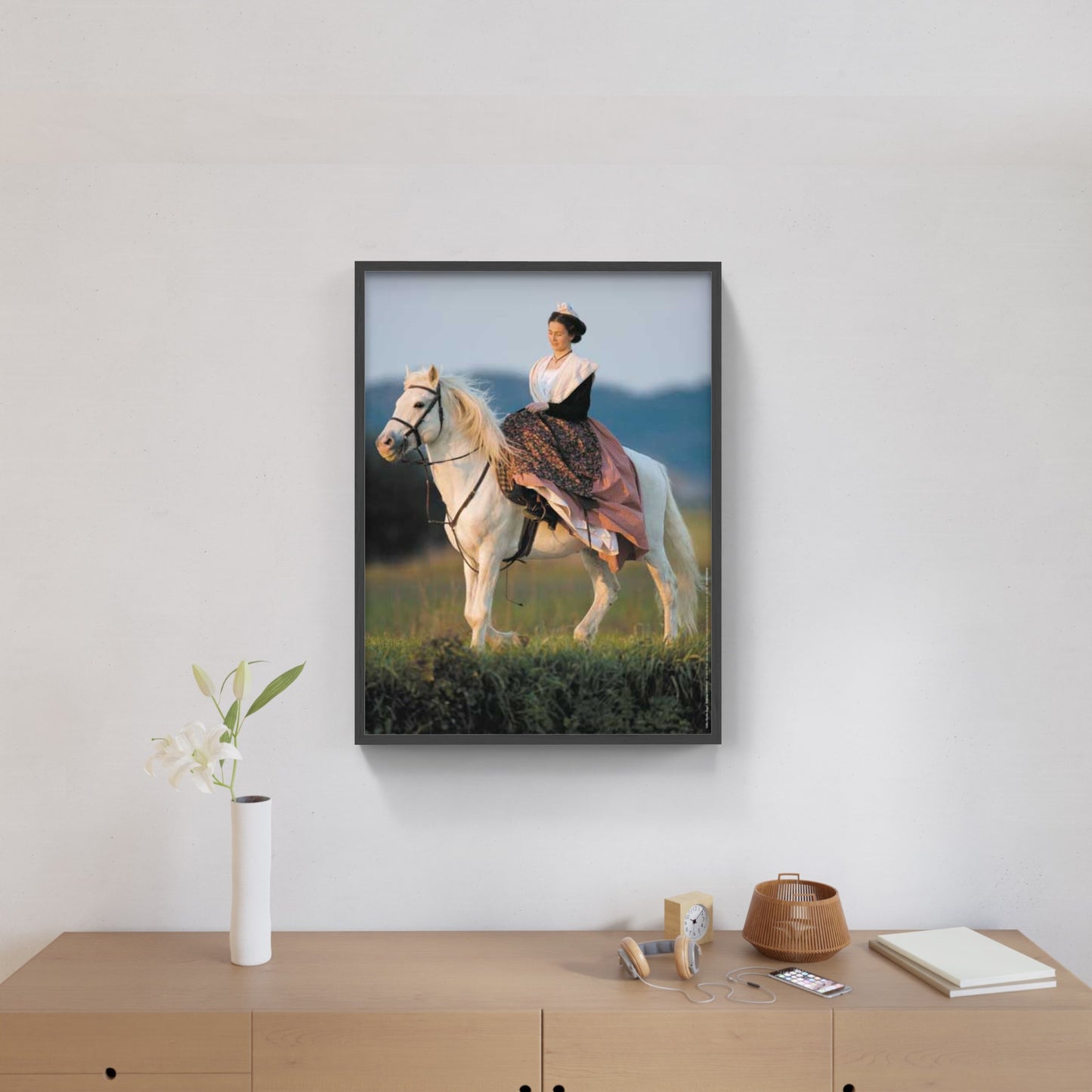 Affiche : "Reine d'Arles en amazone sur un Cheval Camargue" de Gilles MARTIN-RAGET