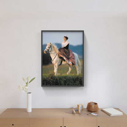 Affiche : "Reine d'Arles en amazone sur un Cheval Camargue" de Gilles MARTIN-RAGET