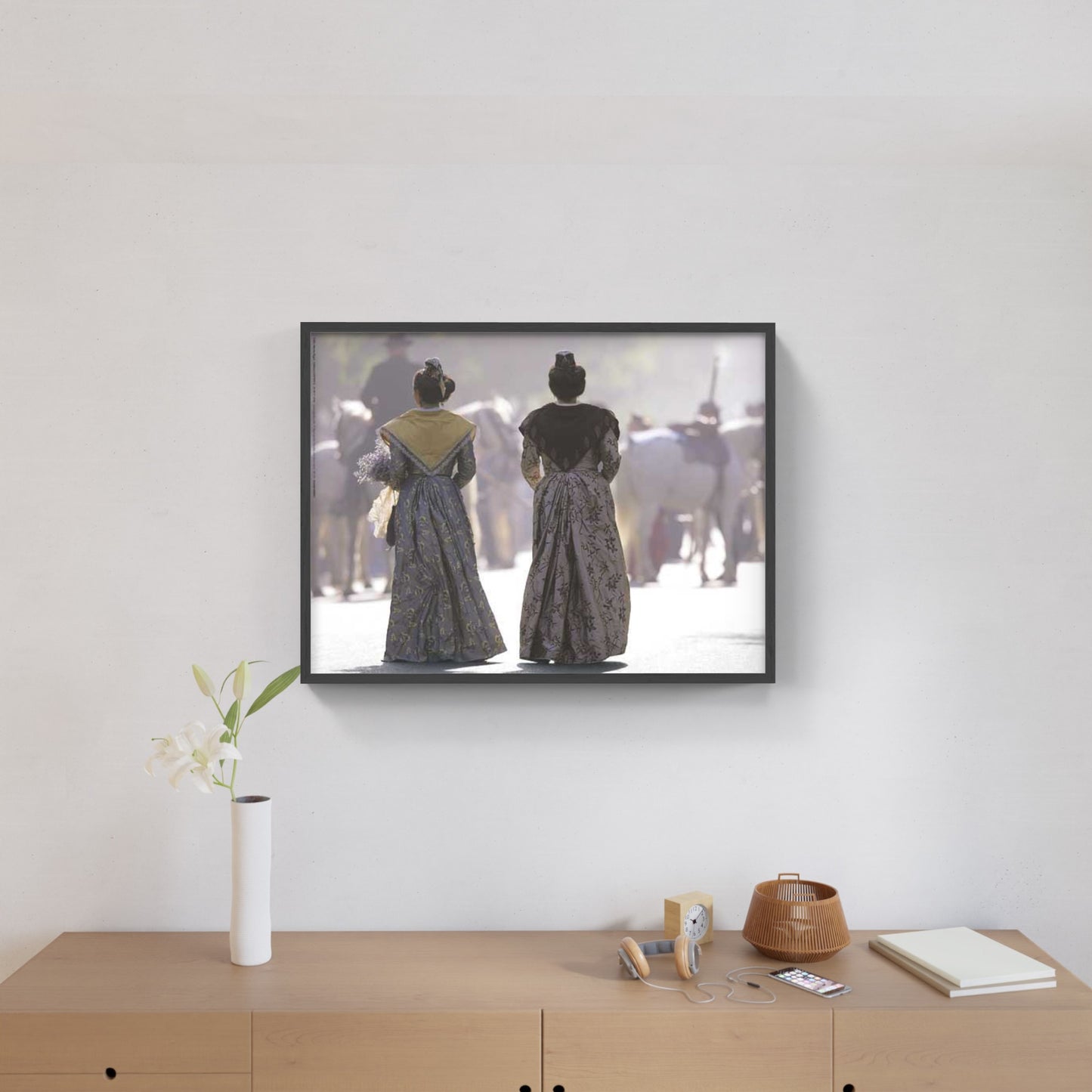 Affiche : "Promenade d'arlésiennes à la Fête des Gardians" de Gilles MARTIN-RAGET