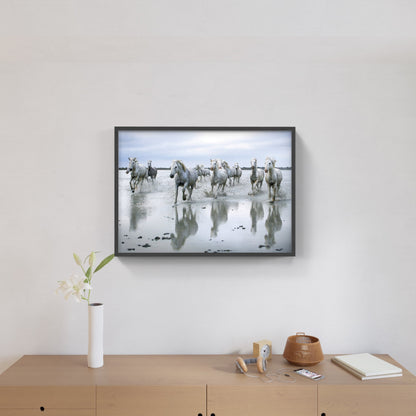 Affiche : "Chevaux Camargue sur la plage" de VALICAMARGUE