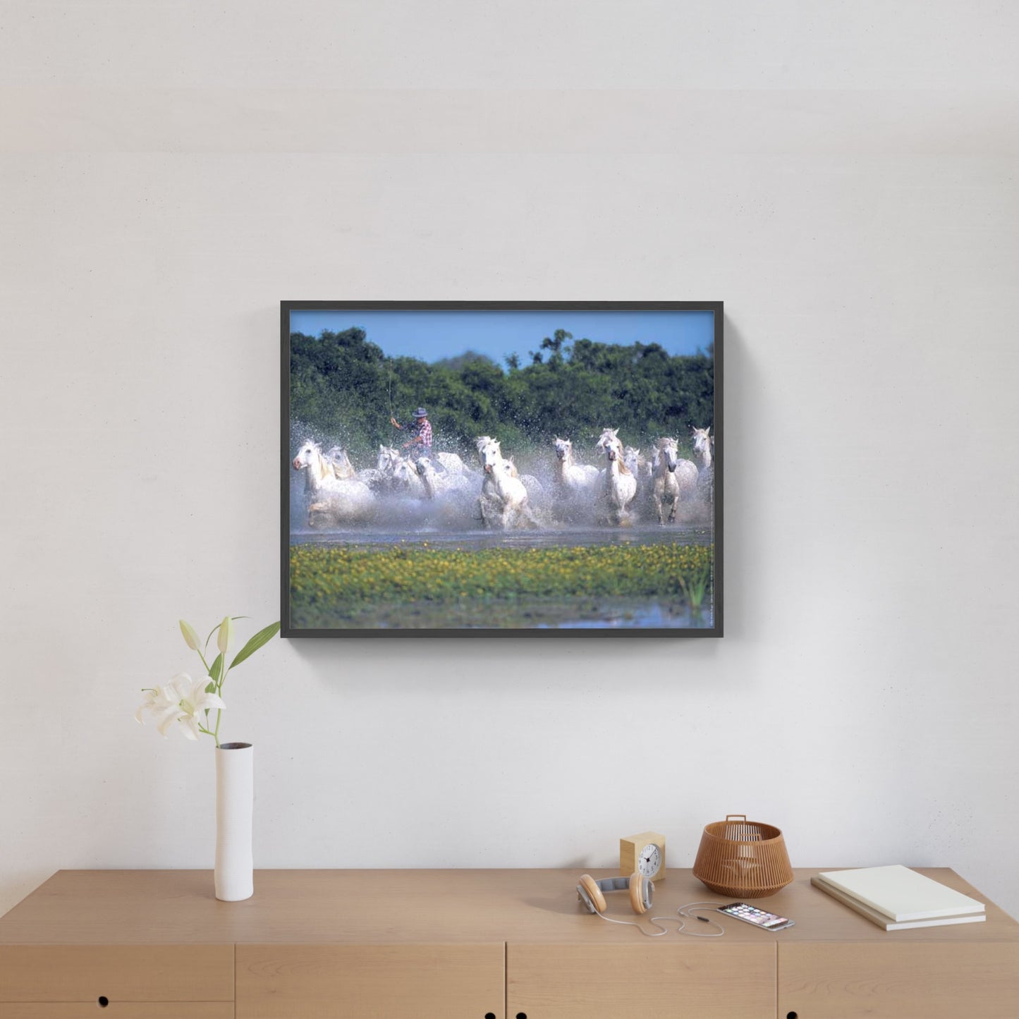Affiche : "Chevaux Camargue galopant dans l'eau avec un gardian" de Gilles MARTIN-RAGET