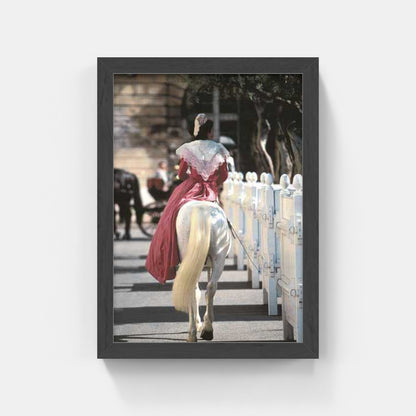 Carte Postale : "Arlésienne en robe fuchsia en amazone sur un cheval Camargue" de Gilles MARTIN-RAGET