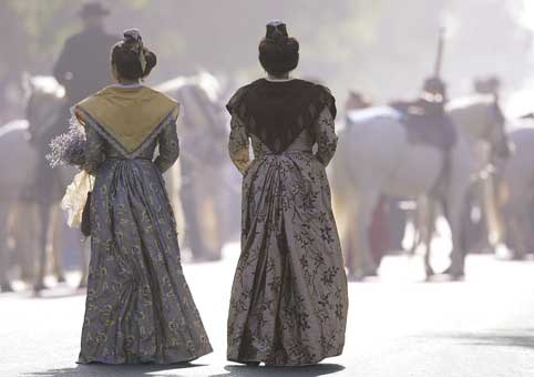 Carte Postale d'Art : "Promenade d'arlésiennes à la Fête des Gardians" de Gilles MARTIN-RAGET