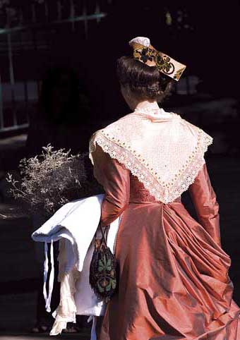 Carte Postale d'Art : "Arlésienne rouge au bouquet de saladelles" de Gilles MARTIN-RAGET