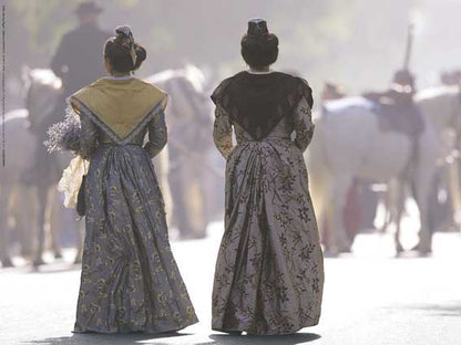 Photographie d'Art : "Promenade d'arlésiennes à la Fête des Gardians" de Gilles MARTIN-RAGET